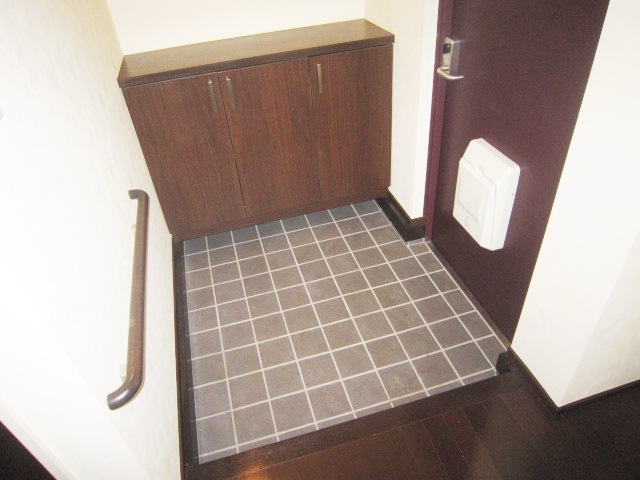 Entrance. It is a reference photo of the other rooms