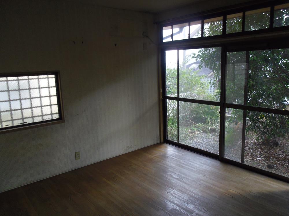 Living. (2013 November shooting)