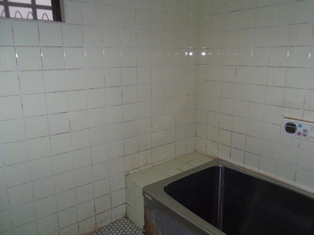 Bathroom. (2013 November shooting)