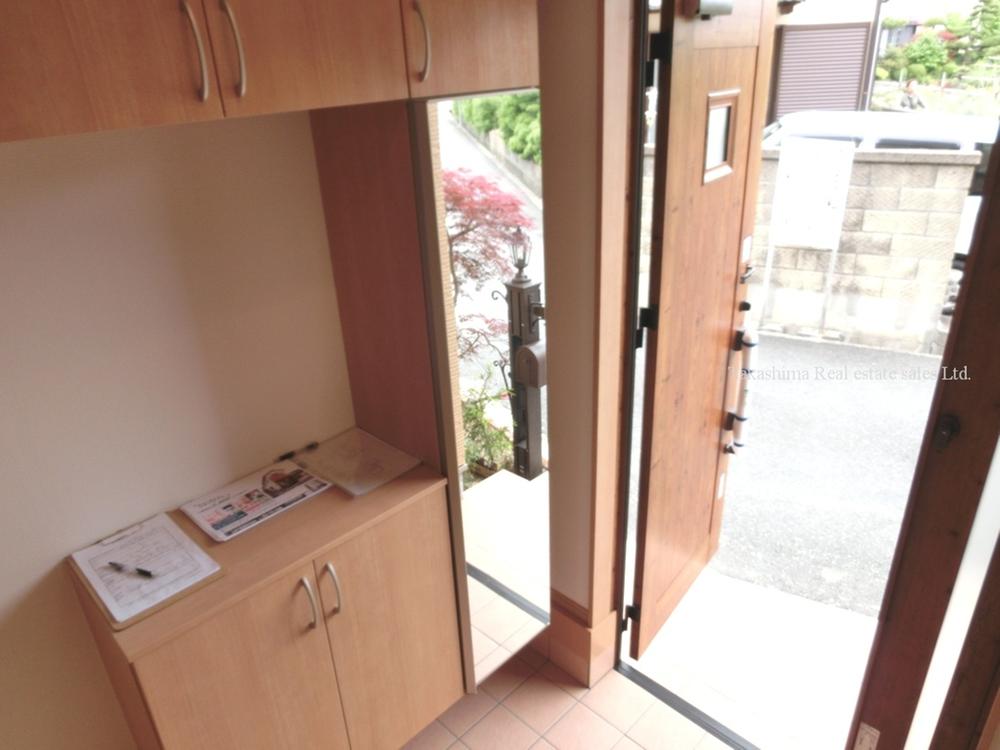 Receipt. Entrance storage is large and U-shaped.