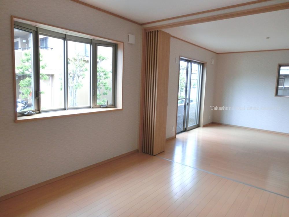 Living. Living room provided with a large window.