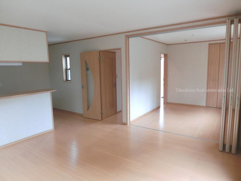 Living. Living opened the movable partition is available as a large space of about 21 quires.