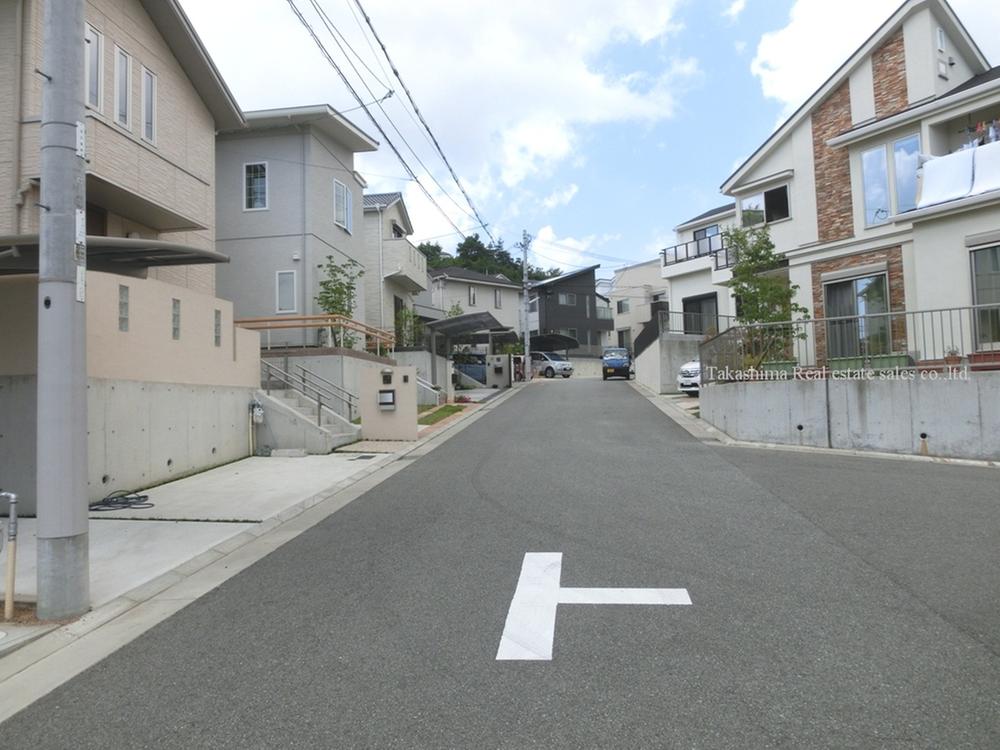 Local photos, including front road. East side road is loose in width 6m or more.