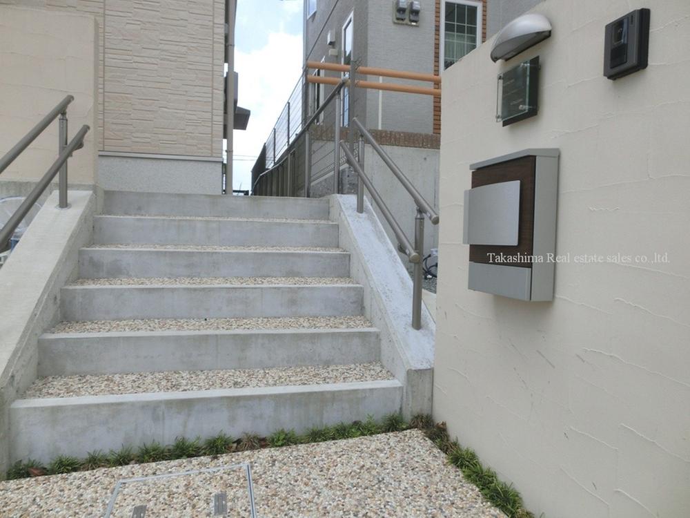 Local appearance photo. Stylish entrance approach.