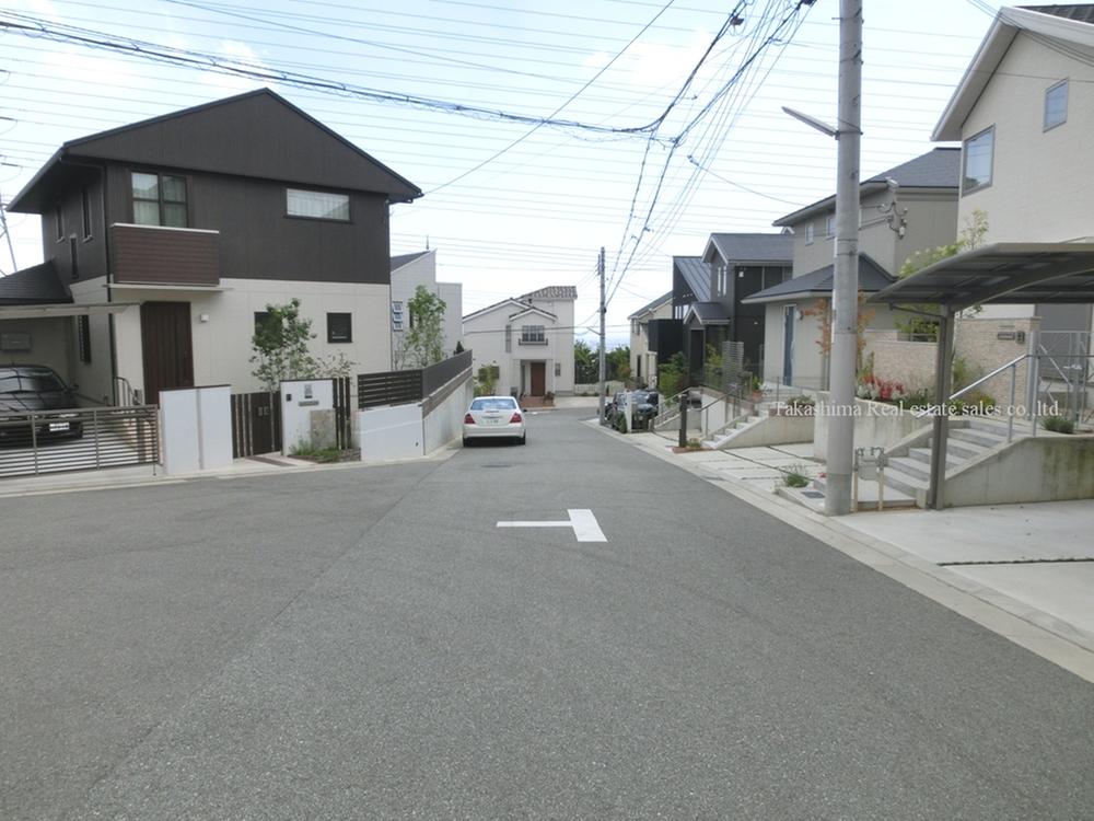 Local photos, including front road. East side road is loose in width 6m or more. Photos taken from the north side.