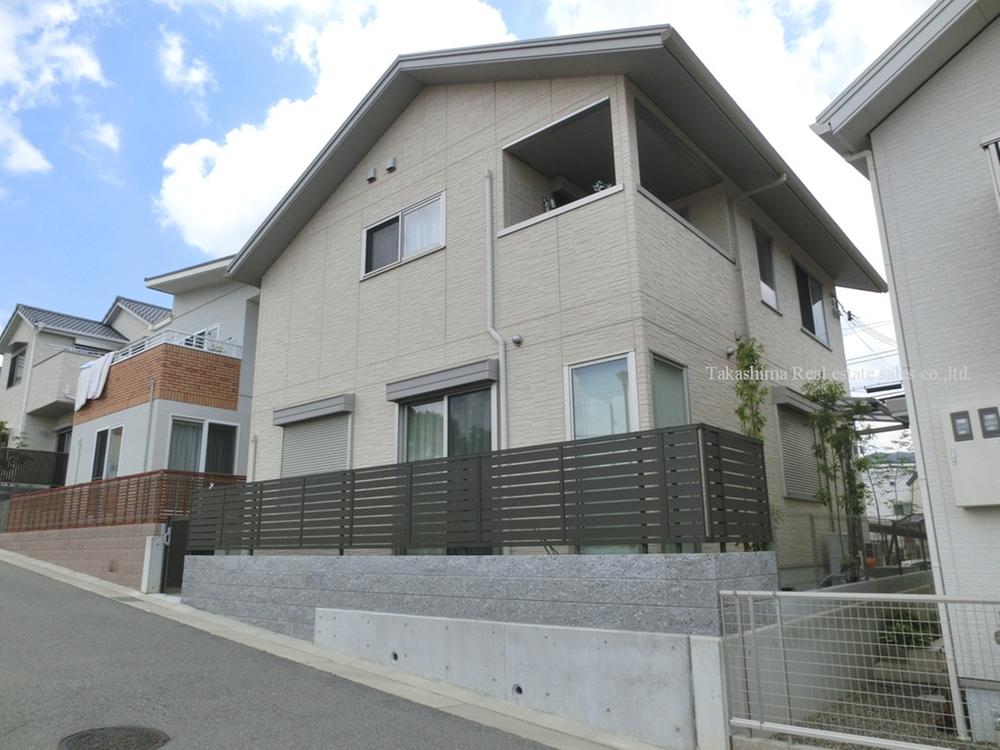 Local appearance photo. Facing also on the west side road. It is a two-sided road location.