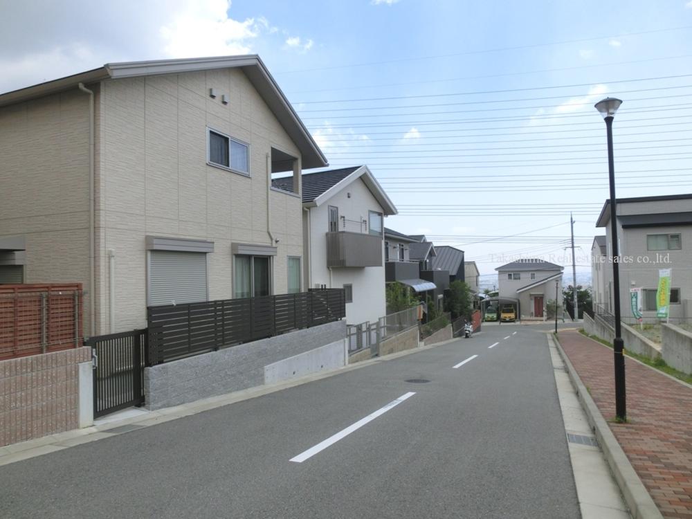 Local photos, including front road. West road width 6m. Photos taken from the north side.