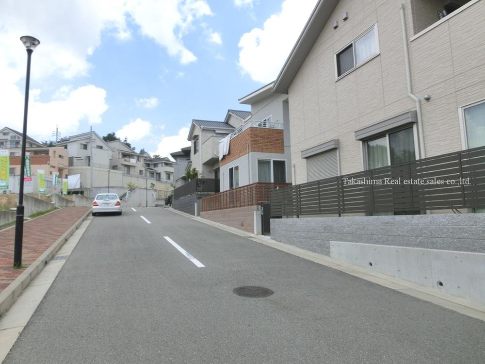 Local photos, including front road. West road width 6m. Photos taken from the south side.