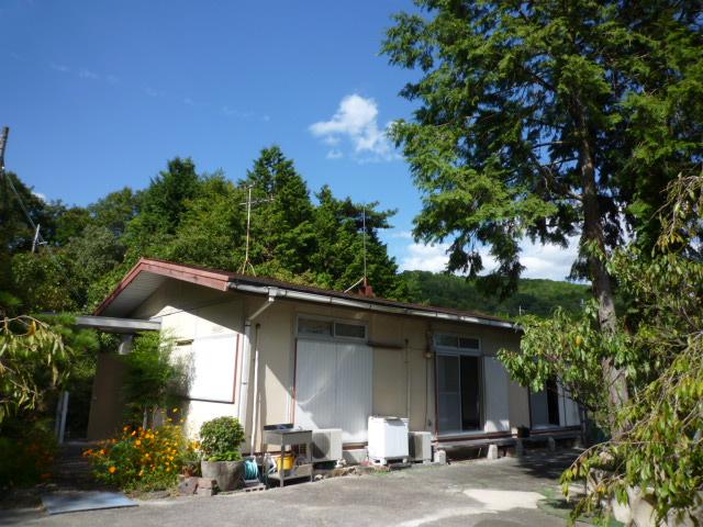 Local appearance photo. Single-story nestled in the site area 150 square meters.