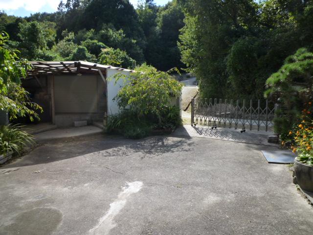 Parking lot. Parking is three possible spacious grounds.