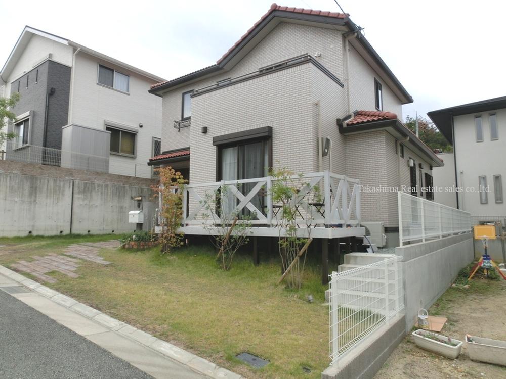 Local appearance photo. You can park in the garage two parallel, There is also further garden.