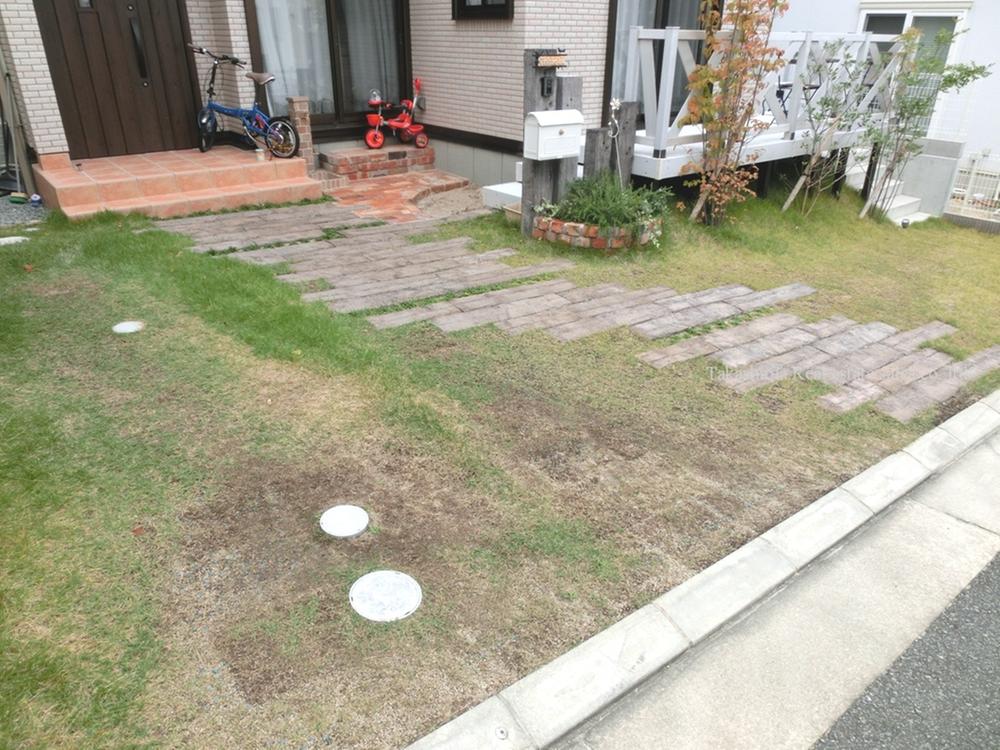 Parking lot. You can park in the large car two parallel.