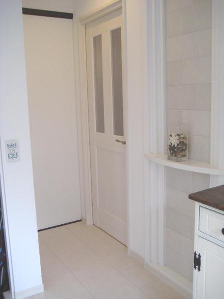 Entrance. There are shoes cloak housed in the entrance front, Tile of the Hall has put a Ecocarat of INAX to internal (tile to absorb impurities in the air)