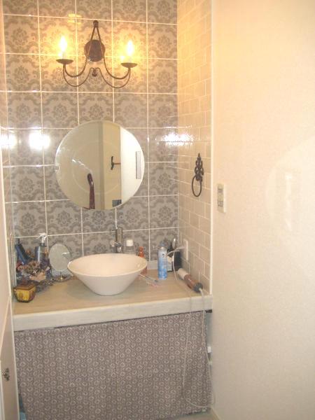 Wash basin, toilet. Washroom was fashionable fixtures in the lighting and tile commitment.