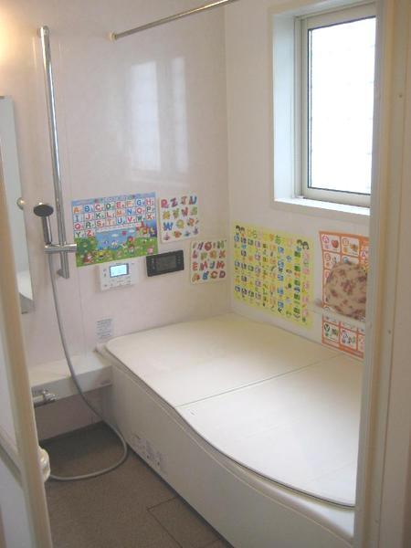 Bathroom. The system bus bathroom drying heater with large windows ・ Bathroom is with TV.