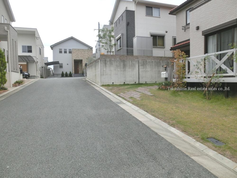 Local photos, including front road. Front road width 6m.