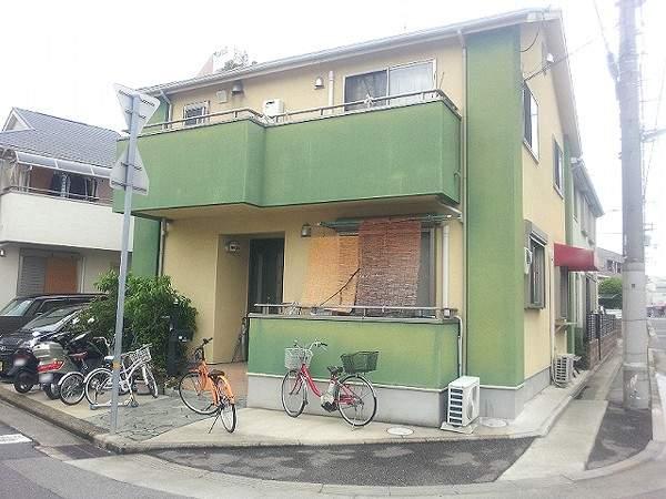 Local appearance photo. 2006 built shallow properties of architecture!