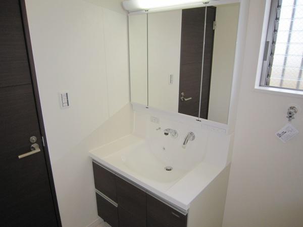 Wash basin, toilet. Indoor (September 2013) Shooting