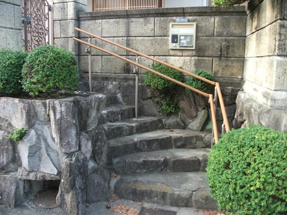 Entrance. East parking lot and the road surface is flat.