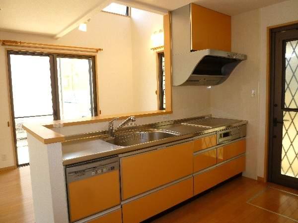 Kitchen. Counter kitchen garden is visible!