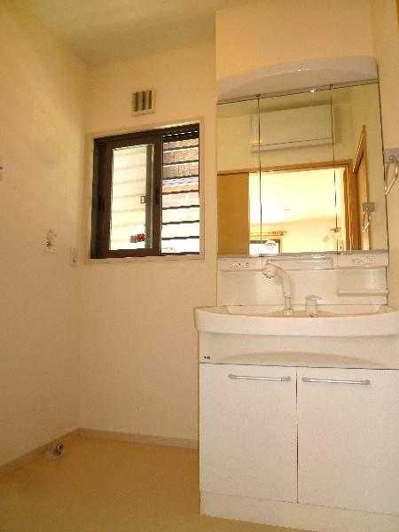 Wash basin, toilet. There is a compartment in the washroom next to!