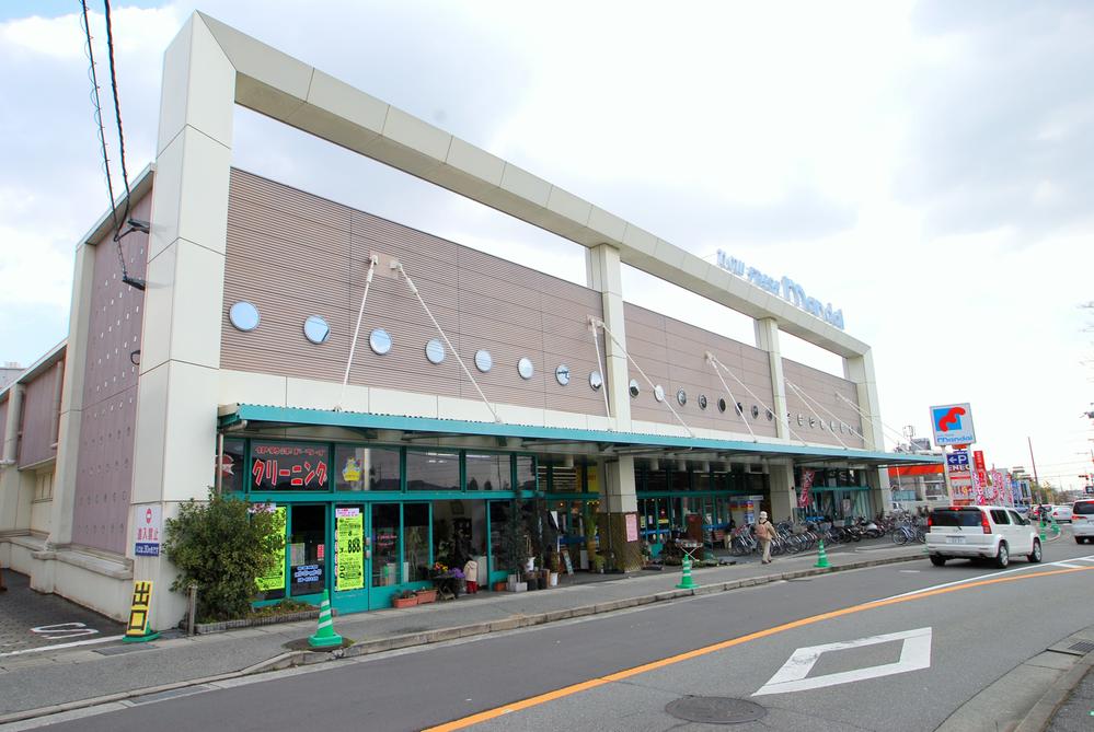 Supermarket. 800m until Superman generations