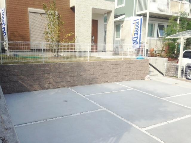 Parking lot. There are parking spaces 3 cars.