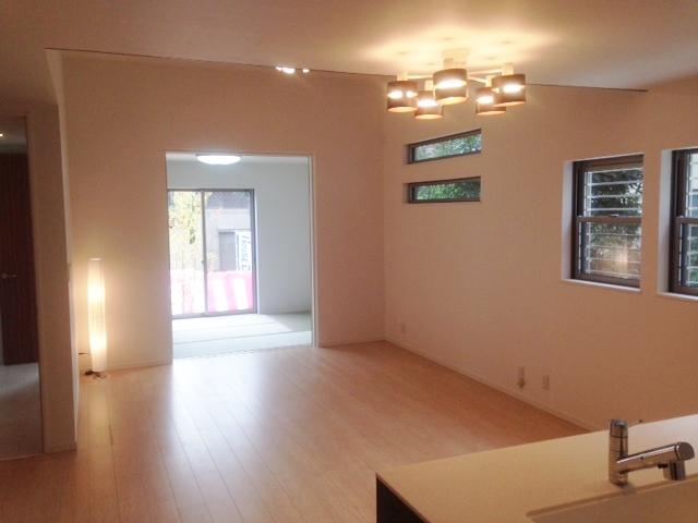 Living. Please experience the spacious LDK space.