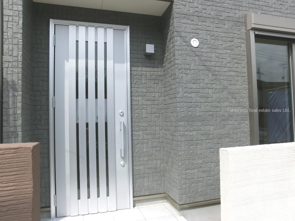 Entrance. Stylish front door.