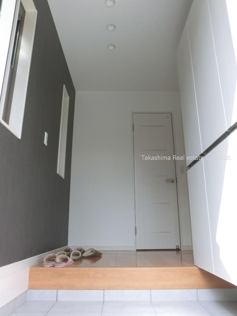 Entrance. High ceiling, It is a spacious entrance hall.