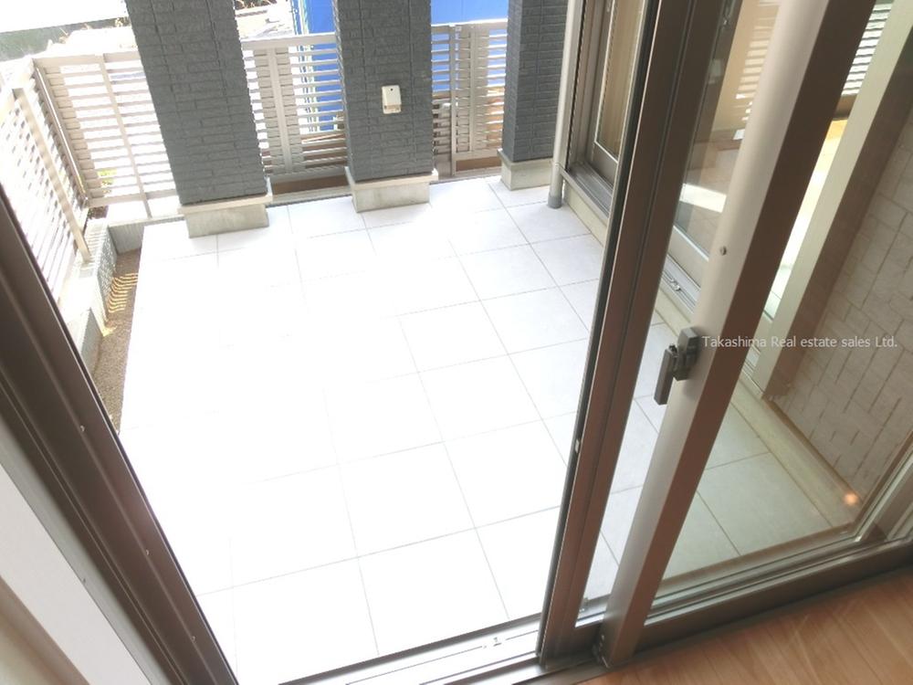 Garden. There is a terrace where you can use the multi-purpose.