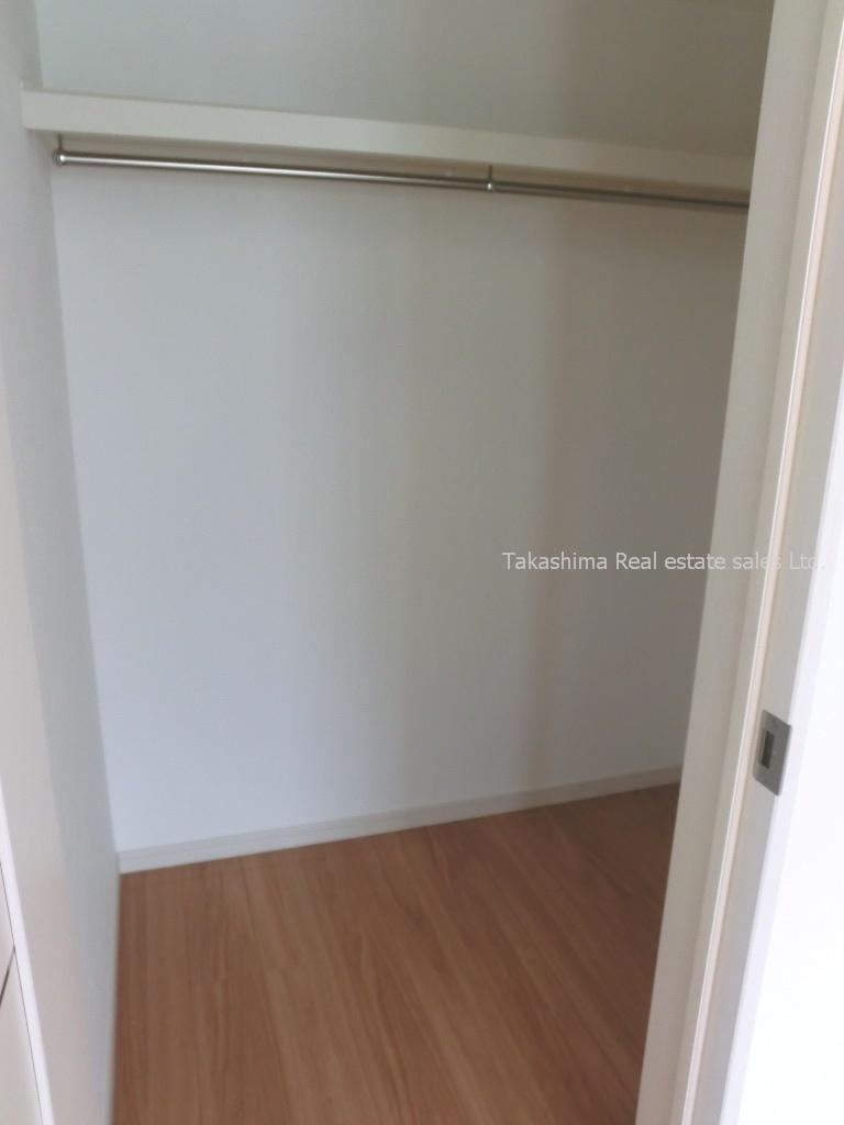 Receipt. Walk-in closet.