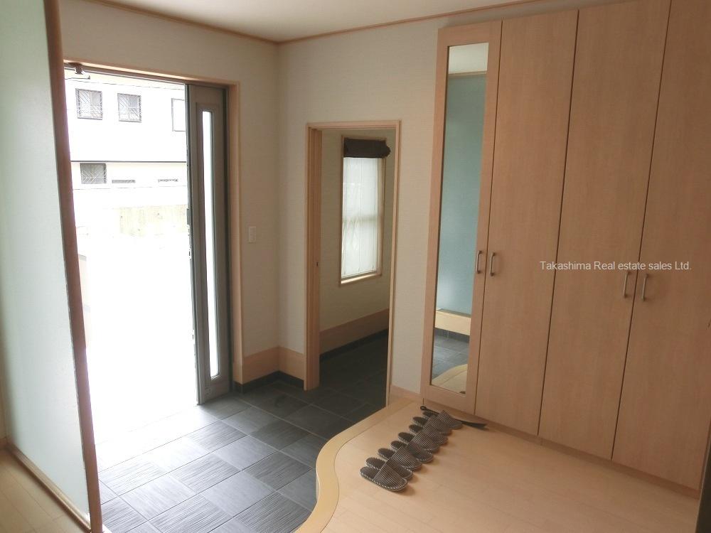 Entrance. Large also entrance storage, Also drawn stile around in the curve, We have to balance the ease of use and design. You can access directly to the Japanese-style room from the front door left of Doma.