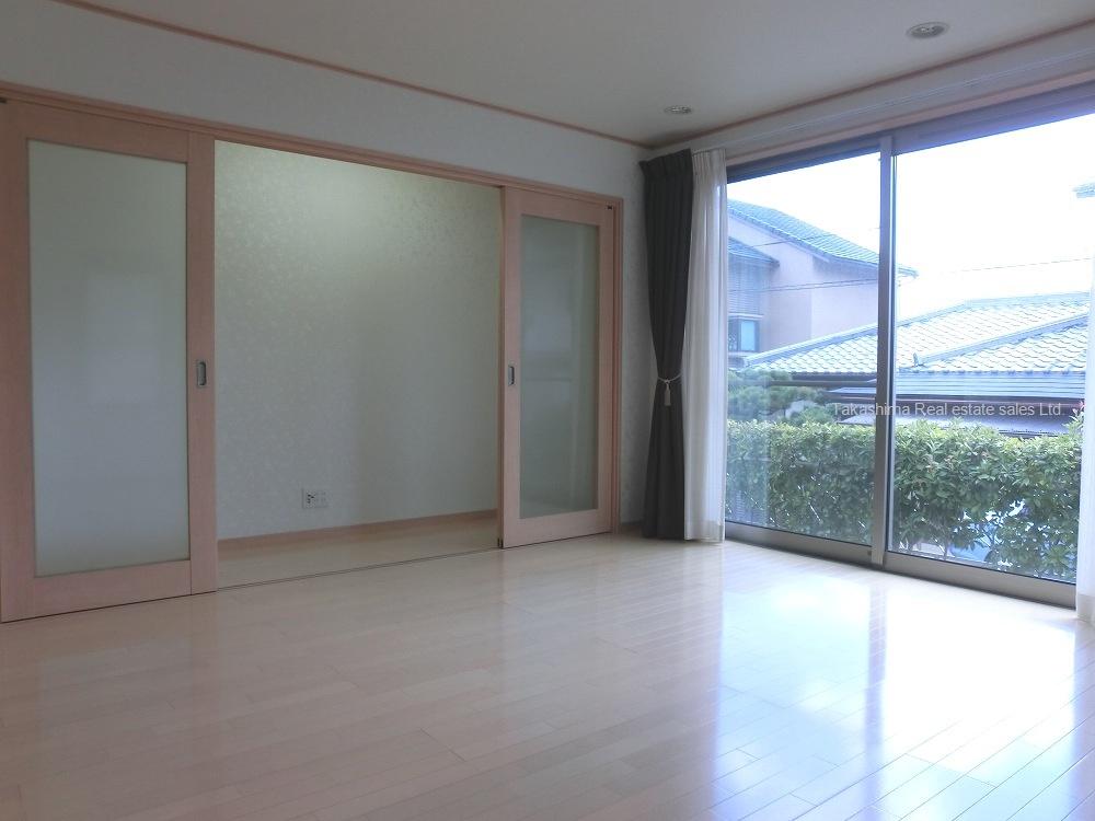 Living. Living room provided with a Daimado in south day is good.