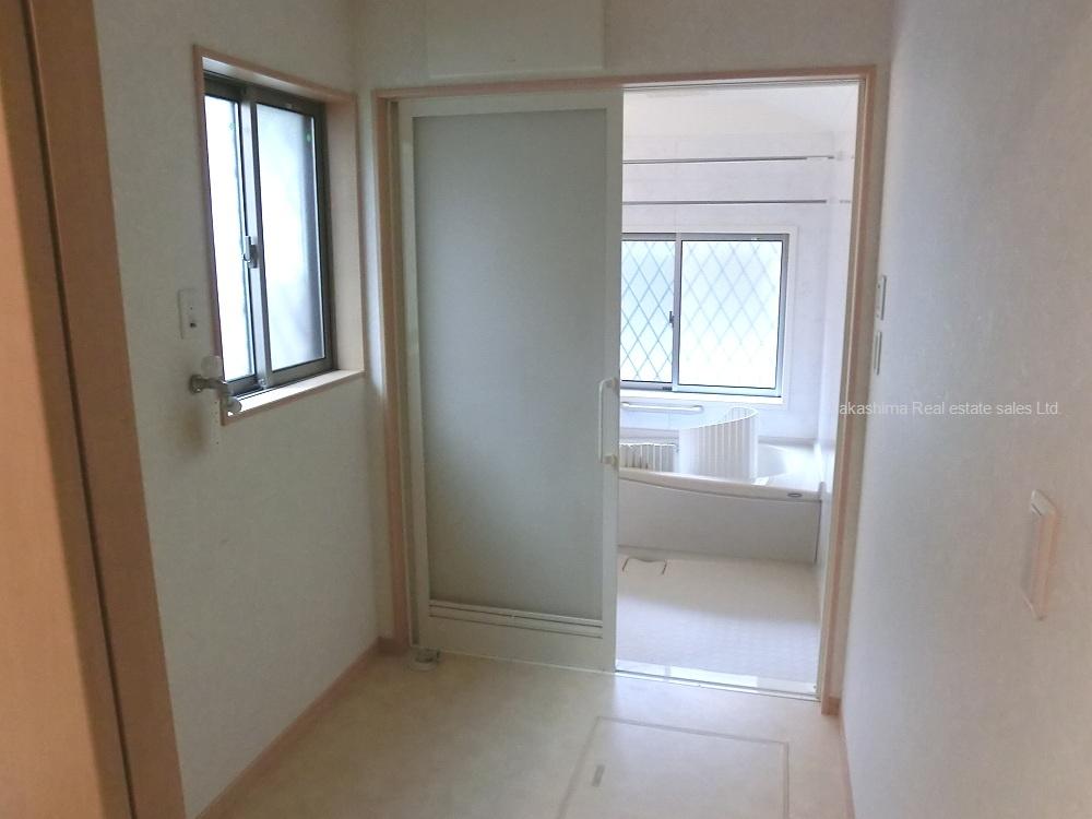 Other introspection. Next to the bathroom is not in the bathroom, It has been designed the dressing room.