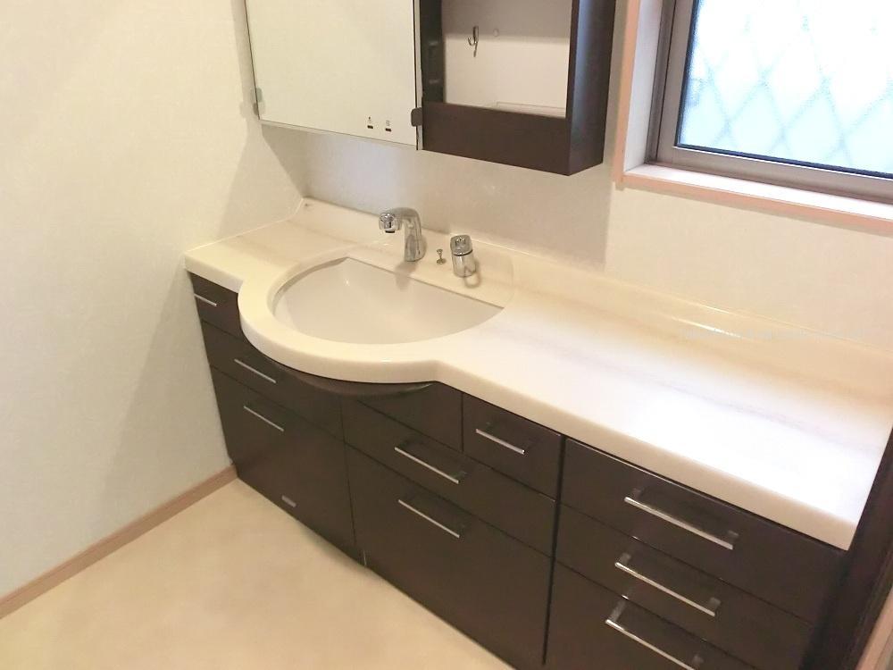 Wash basin, toilet. Large wide washbasin.