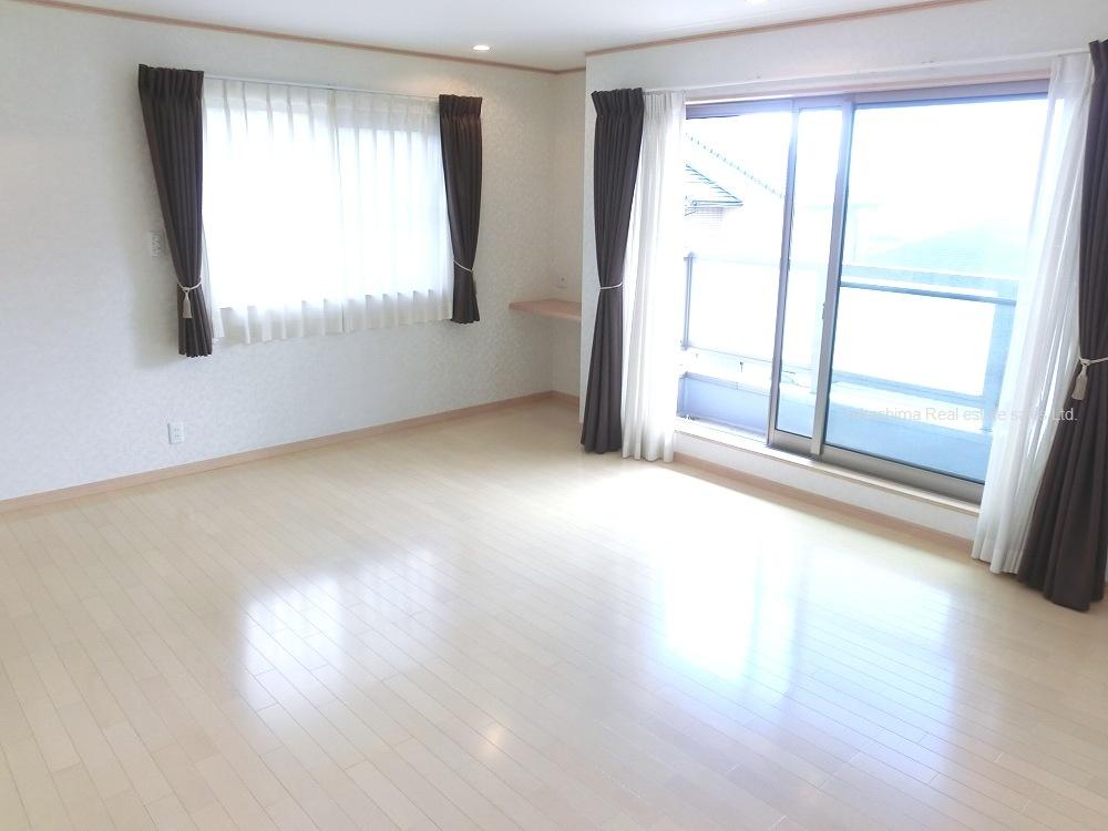 Non-living room. 2 Kaiyoshitsu. Daimado on the south side, There is a balcony day is good. Also equipped with floor heating to the electric shutter shutters.