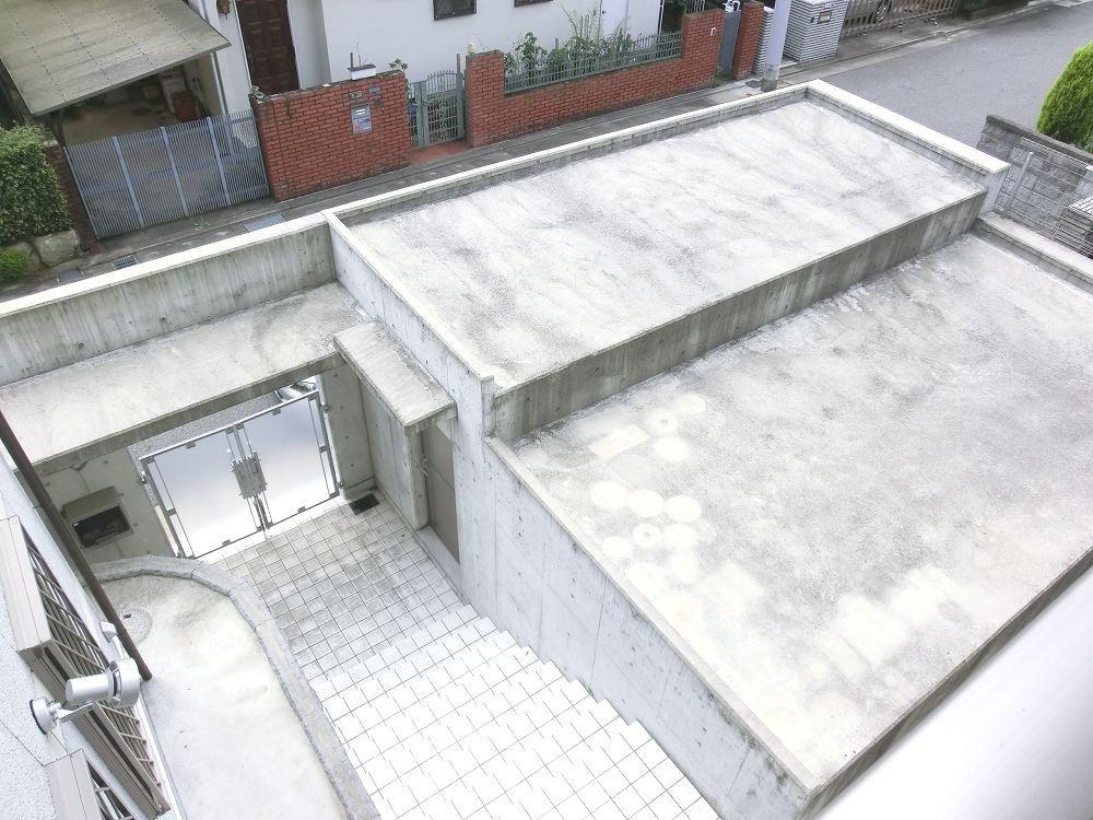 Garden. Garage The top is available in the multi-purpose as a terrace.