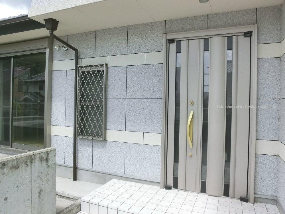 Local appearance photo. Is a beautiful mansion dating back five years.