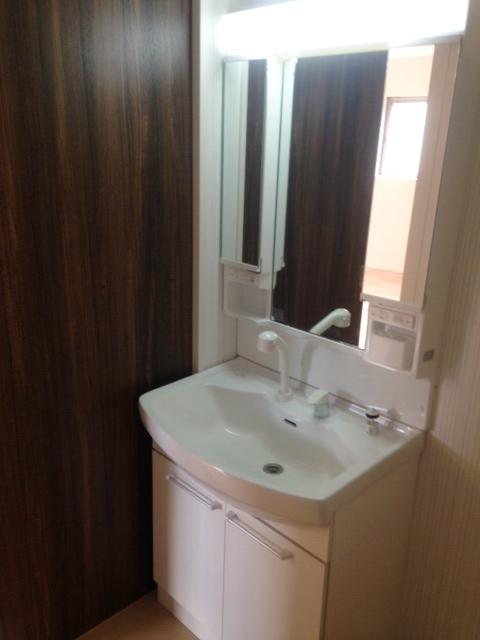 Wash basin, toilet. Wash