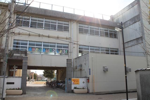 Primary school. 400m founding 130 years until Obama Elementary School. It is an elementary school with a history. Because there is no thing to cross the big street, Is the peace of mind every day of school. 