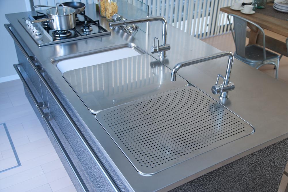 Other Equipment. Not embarrass even the storage location of the cutting board, Maeru completely with a lid at the time of visitor. 