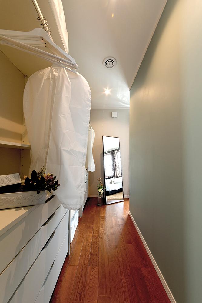 Non-living room. Open cloak of the main bedroom. Without providing the door, Realize the ease of use, such as a hotel, . Because that can take full advantage of the space-to-ceiling, Also housed Allowed, such as bedding of seasonal as well as clothing. 