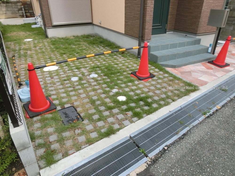 Parking lot. Parking is one minute.