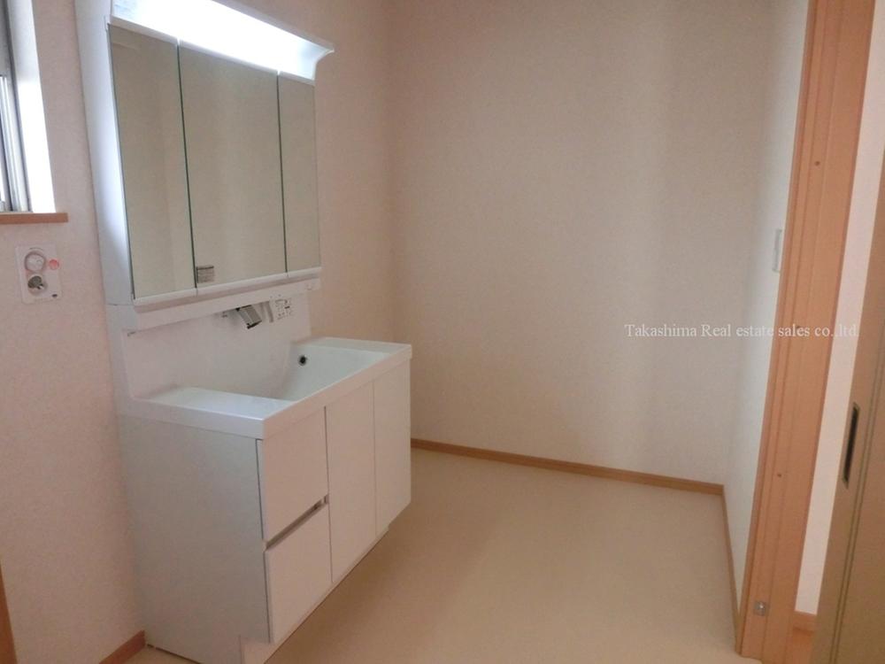 Wash basin, toilet. Very wide washroom. It is enough to be installed in the storage of towels, etc..