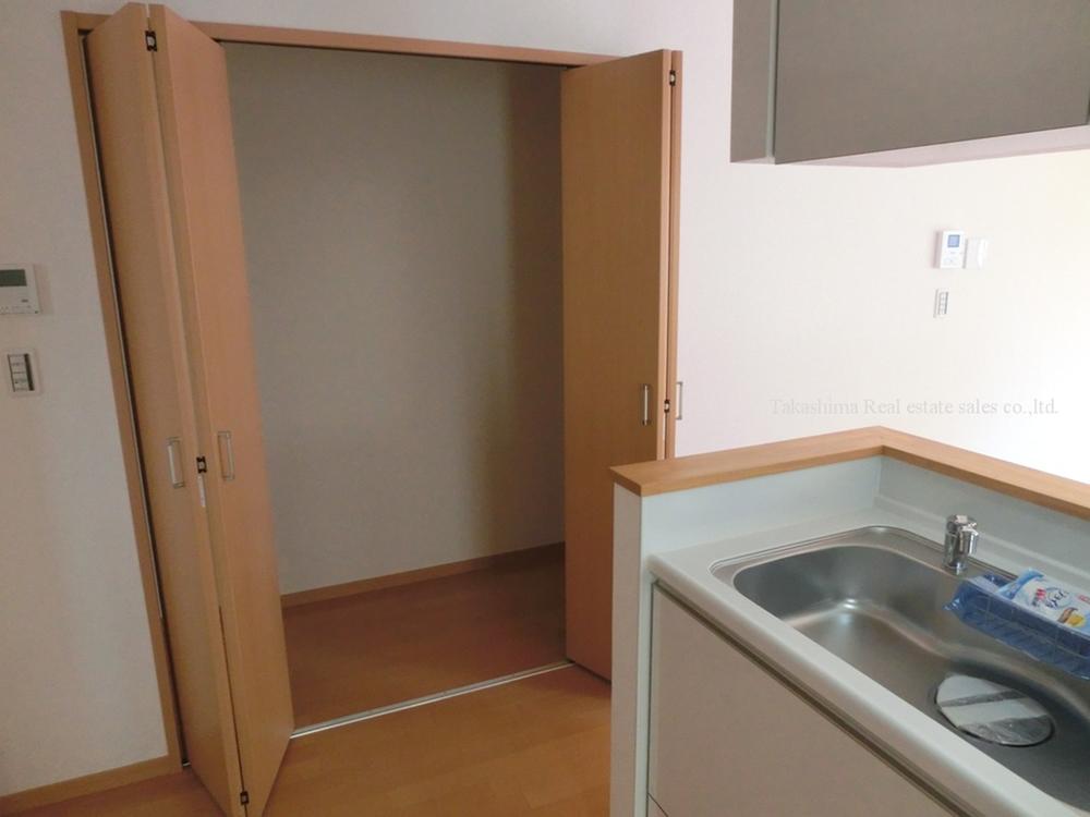 Receipt. Pantry storage in the kitchen next to is very convenient.