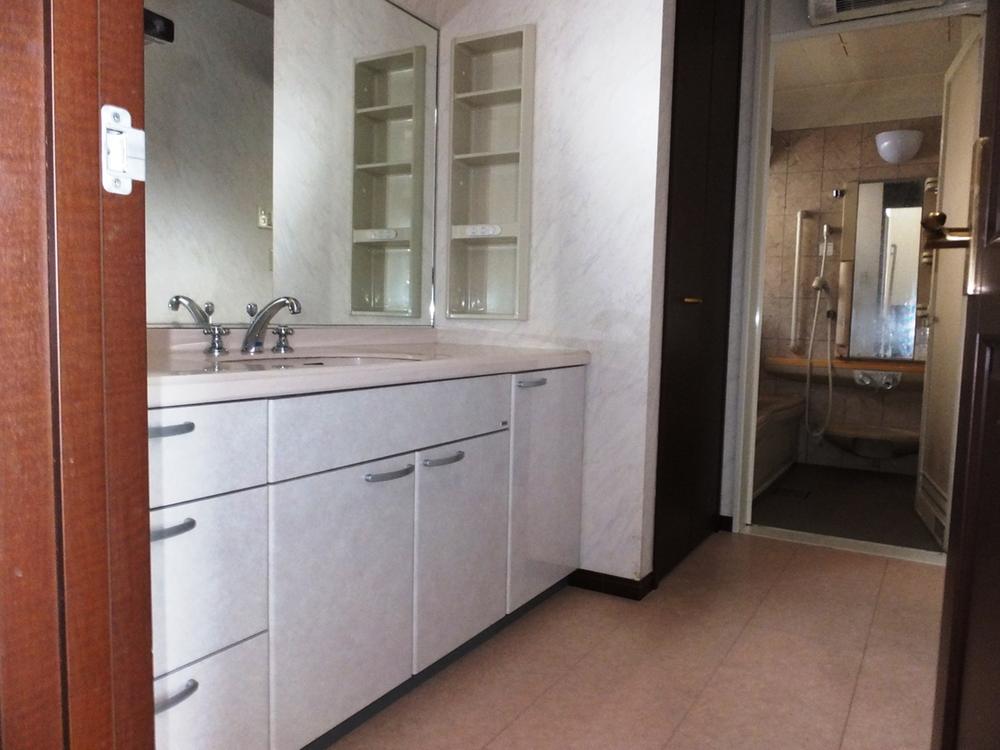 Other Equipment. Washroom 3 Pledge, System storage of counter type. Unit bus of INAX. Paste wall tiles.