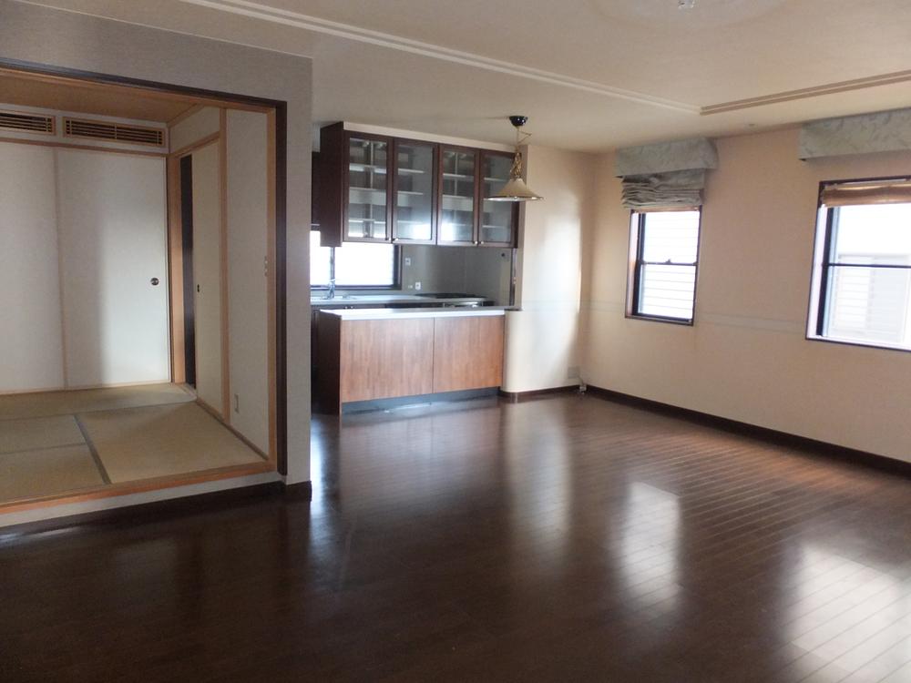 Living. Indoor (12 May 2013) Shooting Spacious LDK21 Pledge. Adjacent to Japanese-style room.