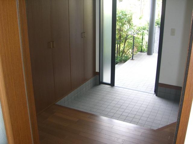 Entrance. Local (11 May 2013) Shooting