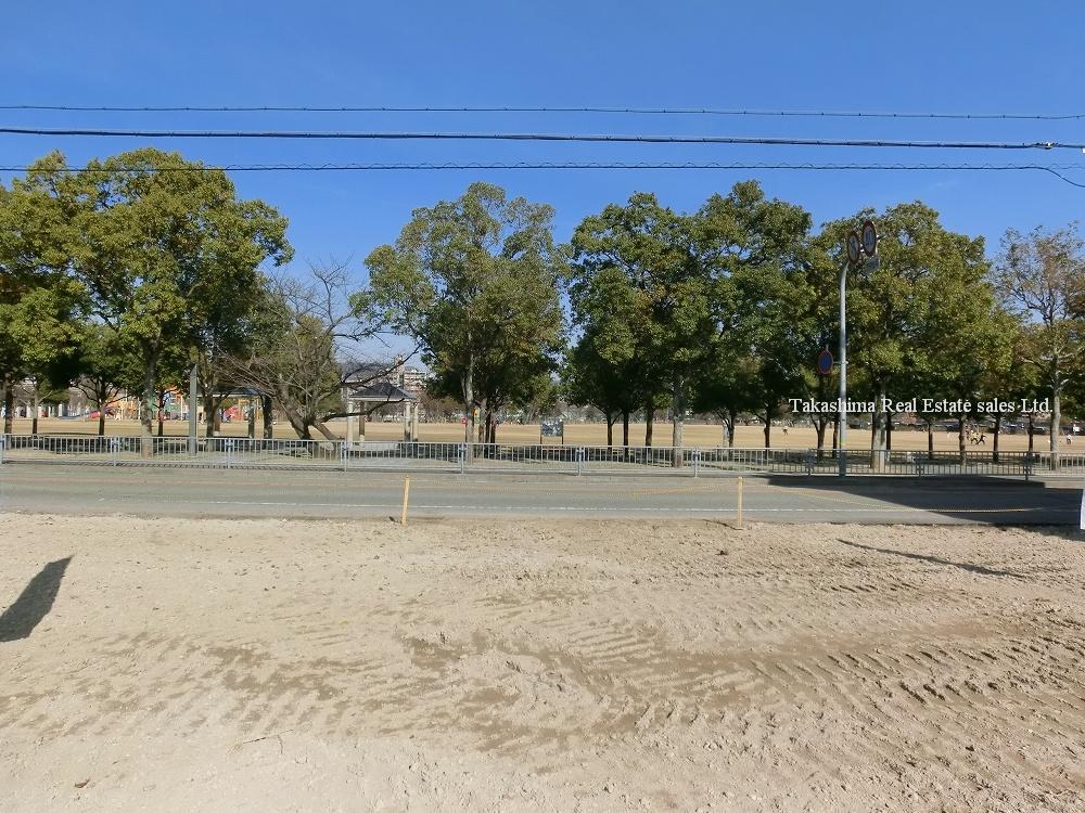 Local photos, including front road. Road opposite is Central Park Suehiro. 